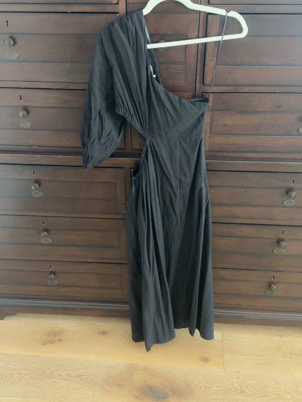 Crescent Black One-Shoulder Asymmetric Dress